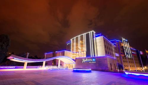 エレバンにあるRadisson BLU Hotel Yerevanの夜間の青い灯りが灯る建物