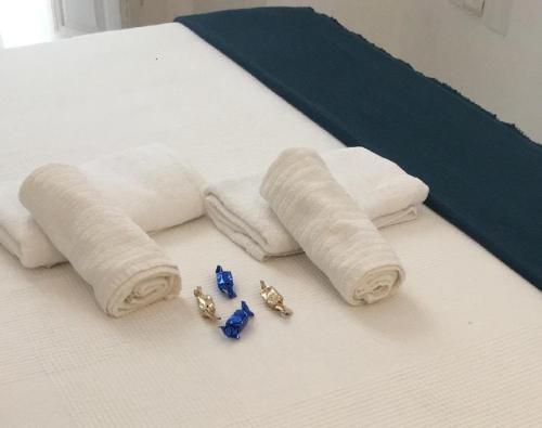 a group of rolled up towels and blue engagement rings at Casita de Santos in Málaga