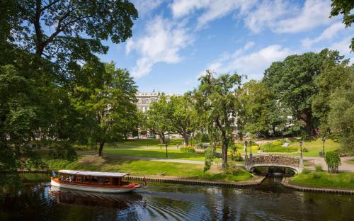 una barca sul fiume in un parco di Radisson Hotel Old Town Riga a Riga