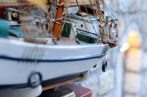 a small boat sitting on top of a table at Villa Dulcinea in Ulcinj