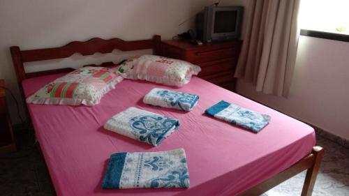 Giường trong phòng chung tại Casa Guaratuba espaçosa e confortável