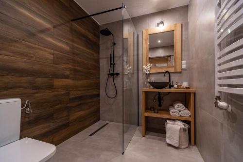 baño con ducha y puerta de cristal en Apartament Leśny en Zakopane