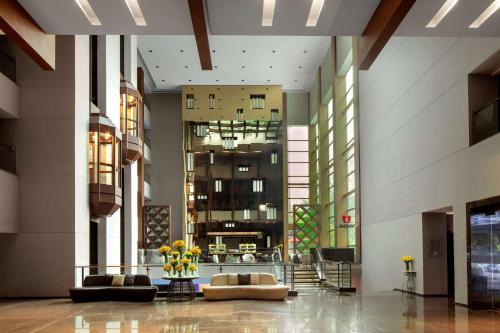 Televiisor ja/või meelelahutuskeskus majutusasutuses Radisson Blu Atria Bengaluru