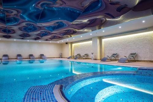 a large swimming pool in a hotel room at Park Inn By Radisson Istanbul Ataturk Airport in Istanbul