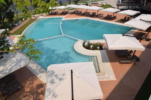 Vaade basseinile majutusasutuses Radisson Blu M'Bamou Palace Hotel, Brazzaville või selle lähedal