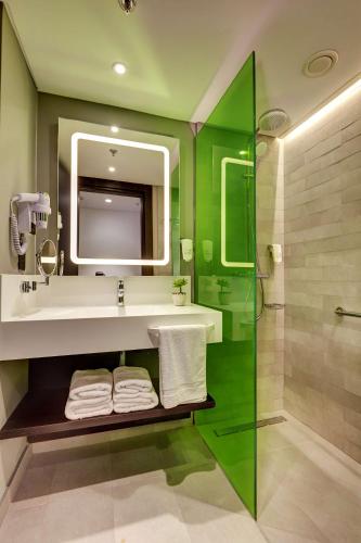 Bilik mandi di Park Inn by Radisson Izmir