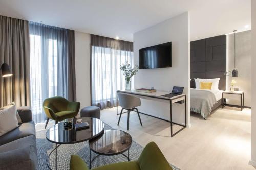 ein Hotelzimmer mit einem Bett und einem Schreibtisch in einem Zimmer in der Unterkunft Radisson Blu Hotel, Mannheim in Mannheim