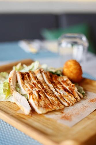Makanan di atau berdekatan hotel