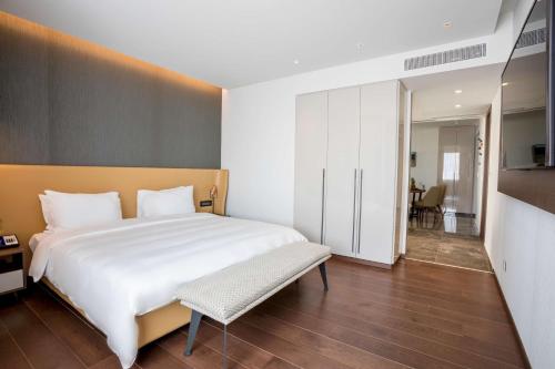 Cama ou camas em um quarto em Radisson Blu Hotel, Larnaca