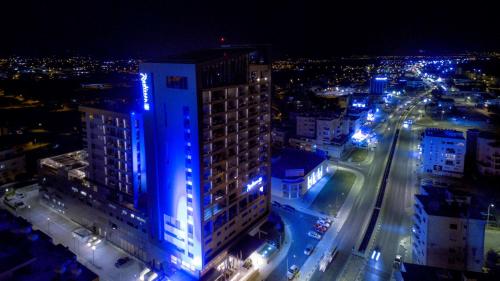 Uma visão geral de Lárnaca ou uma vista da cidade tirada do hotel
