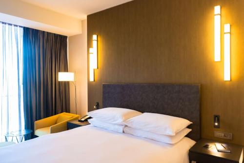 Una cama o camas en una habitación de Radisson Hotel Dakar Diamniadio