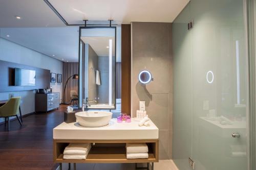 Radisson Blu Hotel, Larnaca tesisinde bir banyo