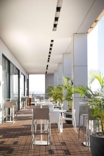 Um restaurante ou outro lugar para comer em Radisson Blu Hotel, Larnaca