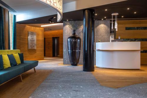 Lobby o reception area sa Radisson Blu Hotel Reussen, Andermatt