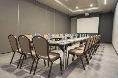 une salle de conférence avec une grande table et des chaises dans l'établissement The Legacy Luxury Hotel, Algiers, à Alger