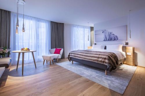 Un ou plusieurs lits dans un hébergement de l'établissement Radisson Blu Hotel Reussen, Andermatt