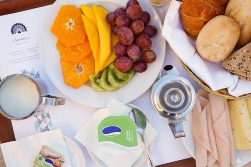 een tafel met een bord fruit en brood bij Legendary Lisboa Suites in Lissabon
