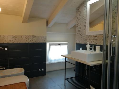a bathroom with a sink and a mirror at Casa di Vania in San Feliciano