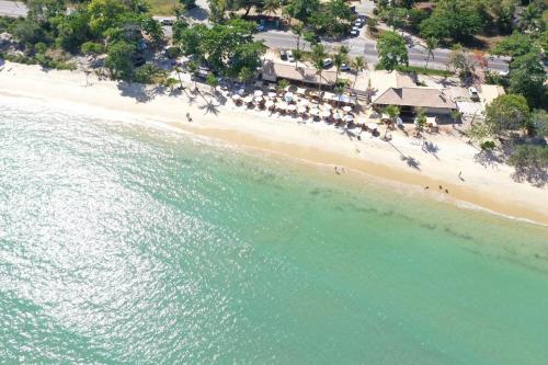 an aerial view of a beach with umbrellas at Village Muta in Porto Seguro