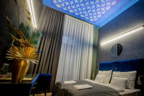 1 dormitorio con 1 cama con techo azul en Noble Boutique Hotel - Adults Only en Budapest
