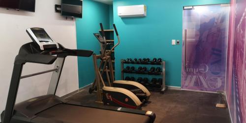 a room with a gym with a treadmill at Hotel Bonn in Mexico City