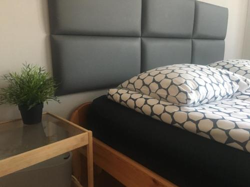 Ce lit se trouve dans un dortoir doté d'une table et d'un oreiller. dans l'établissement livingROOM_Wroc_Mosiężna, à Wrocław