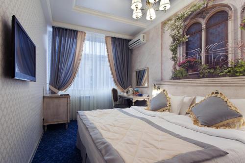 1 dormitorio con 1 cama grande en una habitación en Alex Residence Hotel, en Volzhski