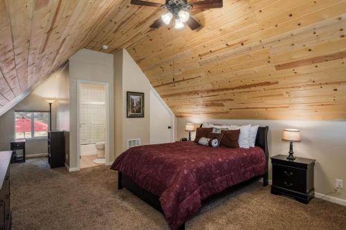 1 dormitorio con 1 cama con techo de madera en Yosemite Hideaway A, en Yosemite West