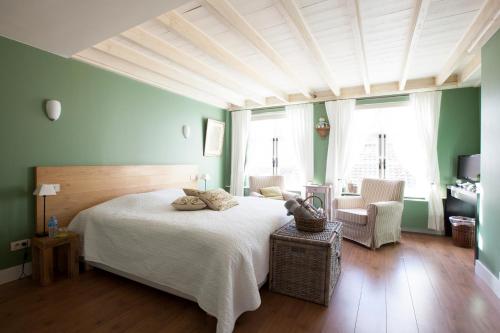 - une chambre avec un grand lit aux murs verts dans l'établissement The Abiente Rooms, à Bruges