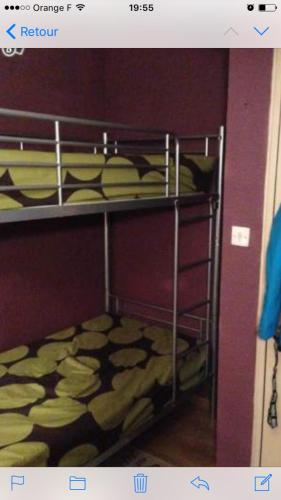 une chambre avec deux lits superposés dans une pièce dans l'établissement Studio 4 pers vue magnifique 100m des pistes, à Ax-les-Thermes