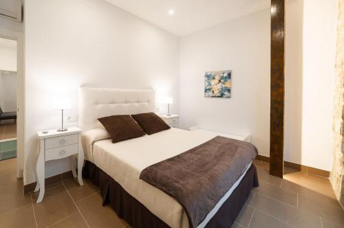 a bedroom with a large white bed in a room at Vivendas Turísticas SAN PABLO in Úbeda