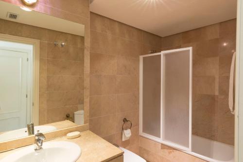ein Bad mit einem Waschbecken und einer Dusche in der Unterkunft 2034 Hacienda Nagueles I Marbella Golden Mile in Marbella