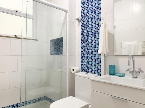 y baño con aseo y ducha. en Copacabana ideal para casais - RPP913 Z2, en Río de Janeiro