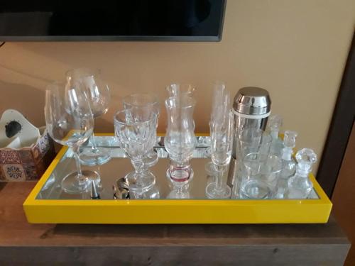a yellow tray filled with glasses on a table at Apartamento Capitolio in Capitólio