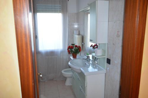 ミーラにあるCedro Venice Apartmentの洗面台とトイレ付きのバスルーム