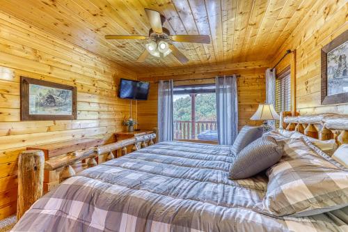 una camera con letto e ventilatore a soffitto di View of Paradise a Sevierville