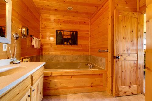 ein Badezimmer mit einer Badewanne und einem Waschbecken in der Unterkunft Cub Castle in Pigeon Forge