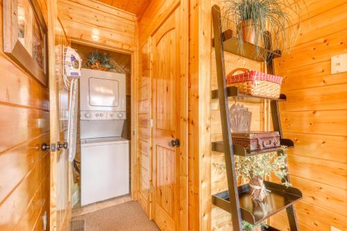 鴿子谷的住宿－Hillbilly Highrise，小木屋内的浴室设有洗衣机和烘干机