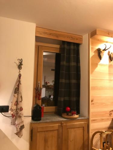 Cette chambre comprend un miroir et une fenêtre. dans l'établissement Chalet Monaci alla Fontana "Junior suite", à Albosaggia