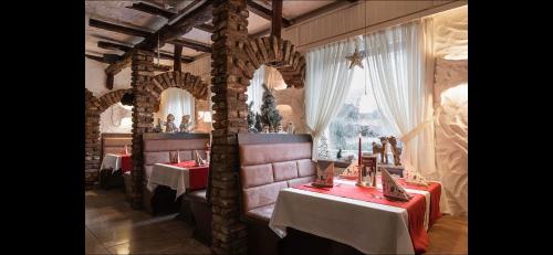 ケルペンにあるHotel Restaurant Jaegerhofの赤いテーブルクロスのテーブル2台付きレストラン