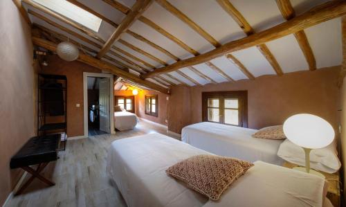 a bedroom with two beds in a room at CASA DEL AGUA - La Rioja in Santa Coloma