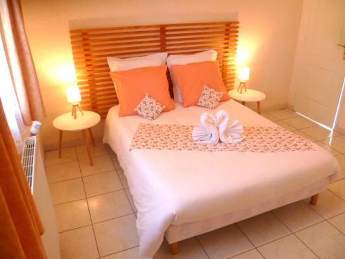 een slaapkamer met een groot bed met 2 lampen bij Les gites de Lescurou in Limogne-en-Quercy