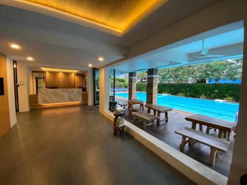 uma sala de estar com bancos e uma piscina em Huahin Terminal em Hua Hin