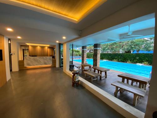 Bazén v ubytování Huahin Terminal nebo v jeho okolí