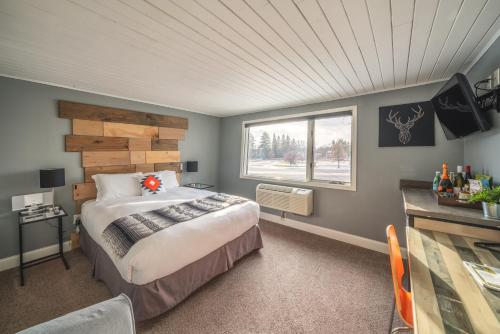 a bedroom with a large bed and a window at Hotel Rapids in Grand Rapids