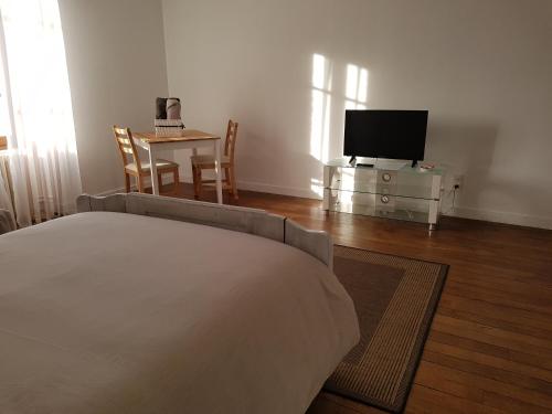 Televisyen dan/atau pusat hiburan di Chambre à la ferme TORCE