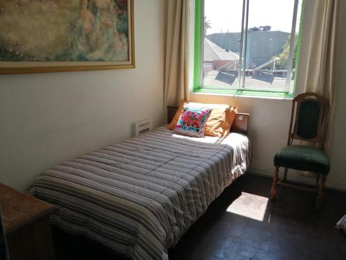 a small bed in a room with a window at Hospedaje Mancora in Santiago