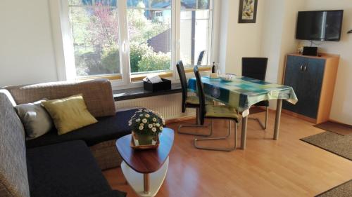 sala de estar con sofá y mesa en Ferienwohnung Millonigg, en Vorderberg