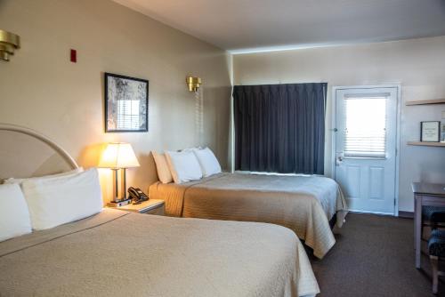 Ένα ή περισσότερα κρεβάτια σε δωμάτιο στο West Bank Inn