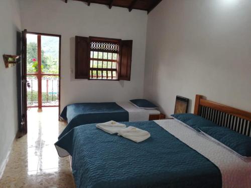 A bed or beds in a room at Hotel Dulce Campestre